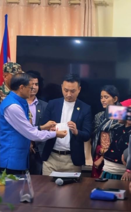 गृहमन्त्री गुरुङद्वारा गणेश नेपालीकी श्रीमतीलाई नागरिकता हस्तान्तरण गृहमन्त्री गुरुङद्वारा गणेश नेपालीकी श्रीमतीलाई नागरिकता हस्तान्तरण