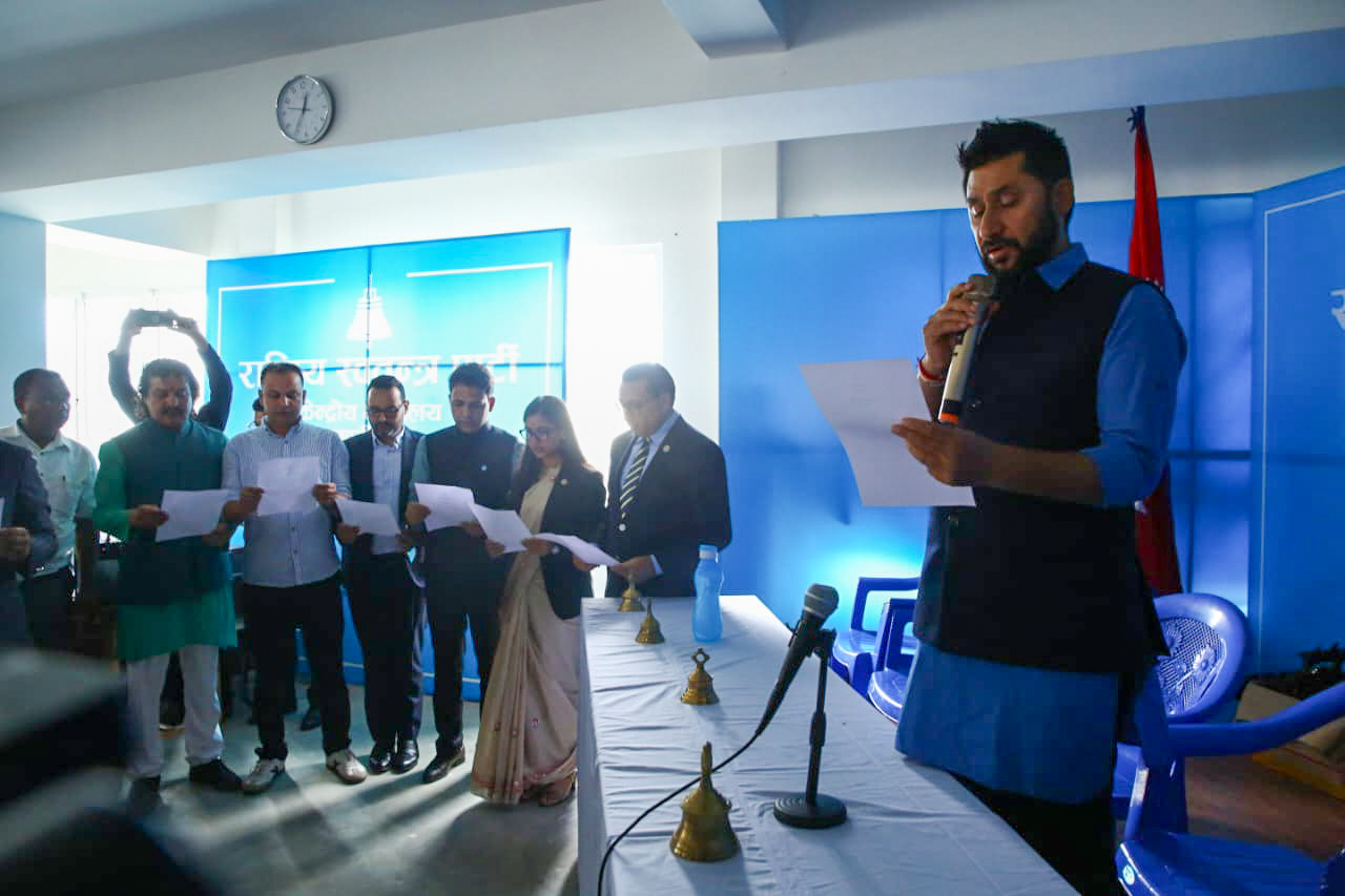 रास्वपाका नवनिर्वार्वाचित पदाधिकारी र केन्द्रीय सदस्यले लिए शपथ रास्वपाका नवनिर्वार्वाचित पदाधिकारी र केन्द्रीय सदस्यले लिए शपथ