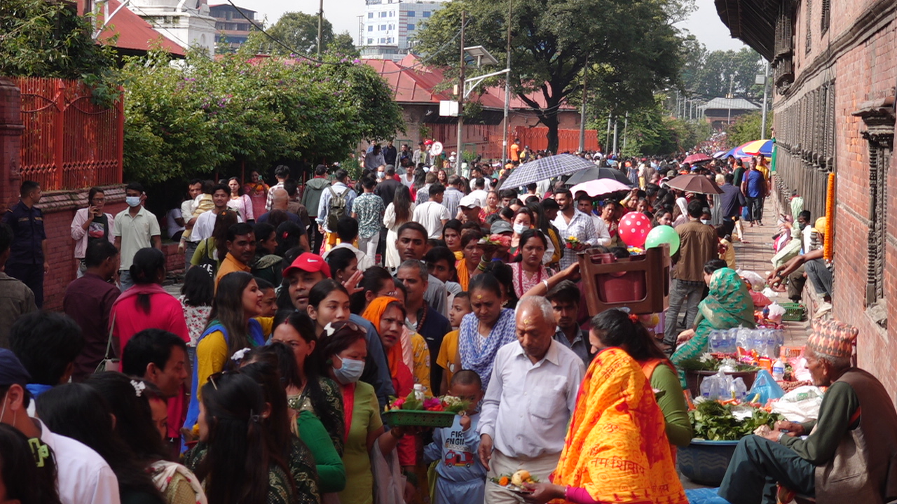 साउनको अन्तिम सोमबार :पशुपतिनाथसहित देशभरका शिवालयहरुमा भक्तजनहरुको घुईँचो साउनको अन्तिम सोमबार :पशुपतिनाथसहित देशभरका शिवालयहरुमा भक्तजनहरुको घुईँचो