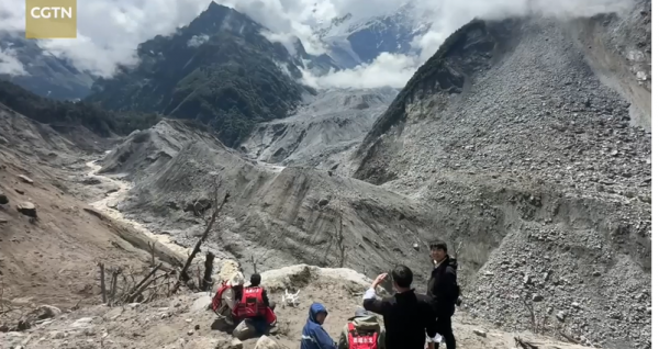 ब्यारियर लेकको जोखिम मापन गर्न चिनियाँ विज्ञ घटनास्थलमा, ड्रोन र सेन्सरबाट निगरानी ब्यारियर लेकको जोखिम मापन गर्न चिनियाँ विज्ञ घटनास्थलमा, ड्रोन र सेन्सरबाट निगरानी