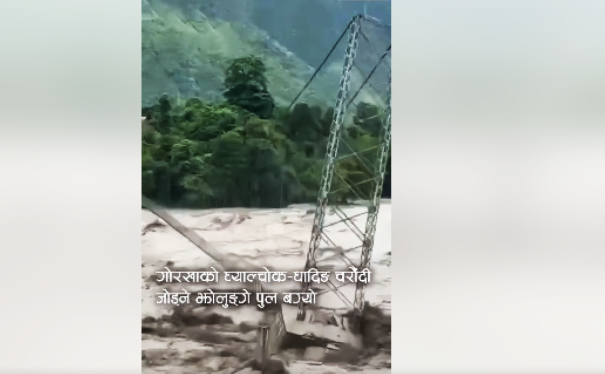 त्रिशूलीको उर्लंदो भेलले चरौँदी झोलुङ्गे पुल बगायो त्रिशूलीको उर्लंदो भेलले चरौँदी झोलुङ्गे पुल बगायो