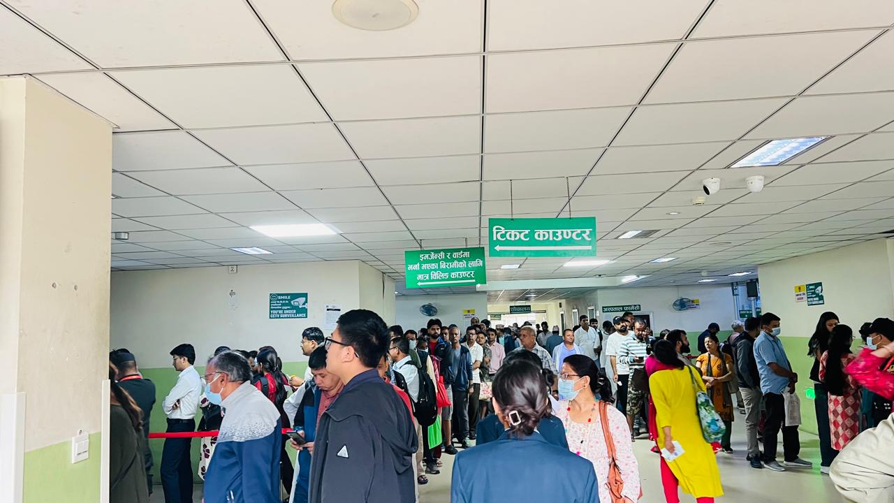 सिभिल अस्पतालमा बिहानैदेखि बिरामीको भीड, ओपीडी टिकट लिन घण्टौँ लाइन सिभिल अस्पतालमा बिहानैदेखि बिरामीको भीड, ओपीडी टिकट लिन घण्टौँ लाइन