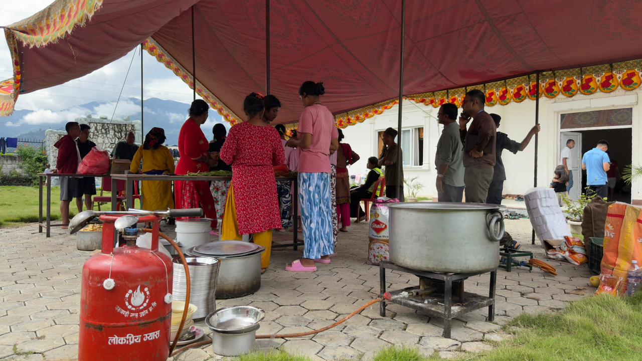 होल्डिङ सेन्टरमा बाढीपीडितको अवस्था स् उद्धारपछि आश्रय र खानाको व्यवस्था