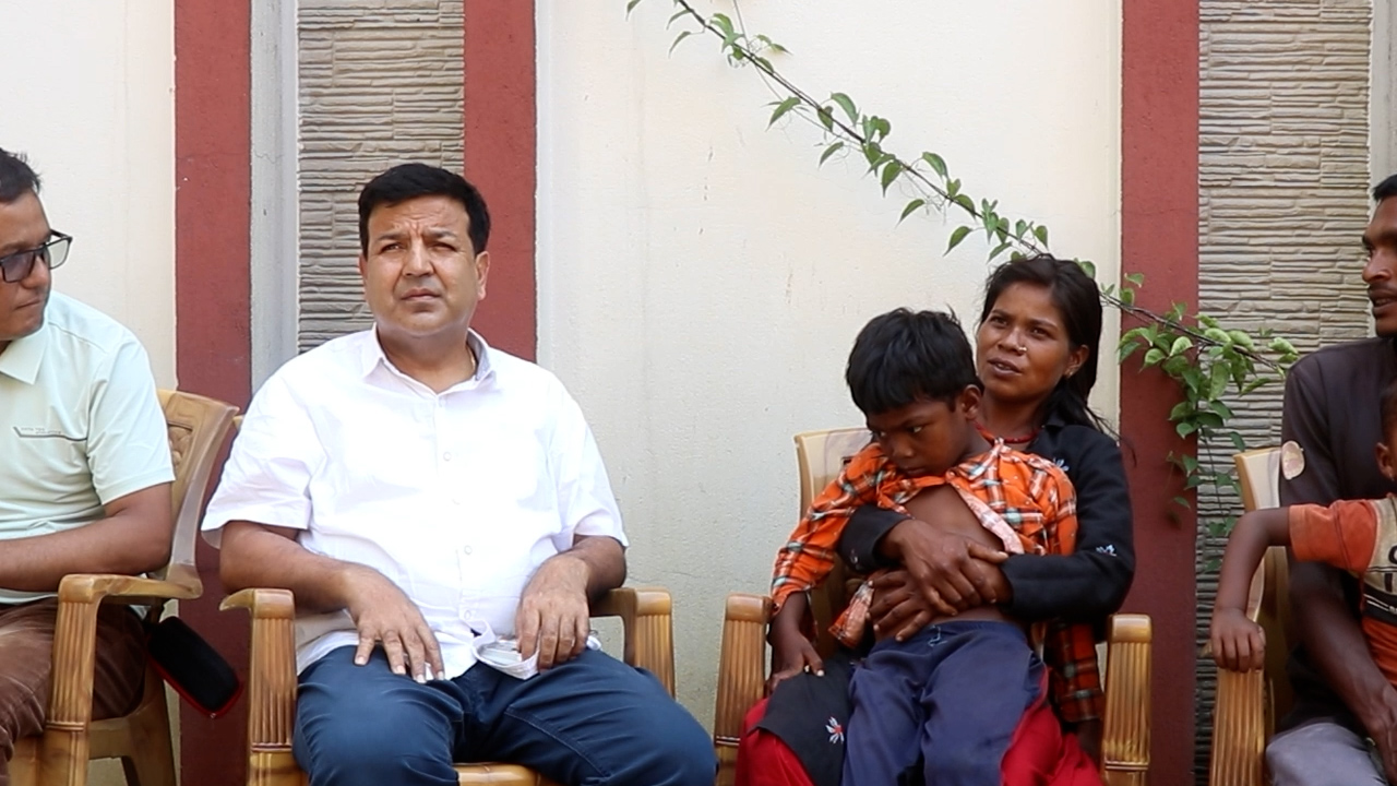 पर्वत परियारलाई गाउँबाटै झिकाएर डा. सुनील शर्माले गराए निःशुल्क उपचार पर्वत परियारलाई गाउँबाटै झिकाएर डा. सुनील शर्माले गराए निःशुल्क उपचार