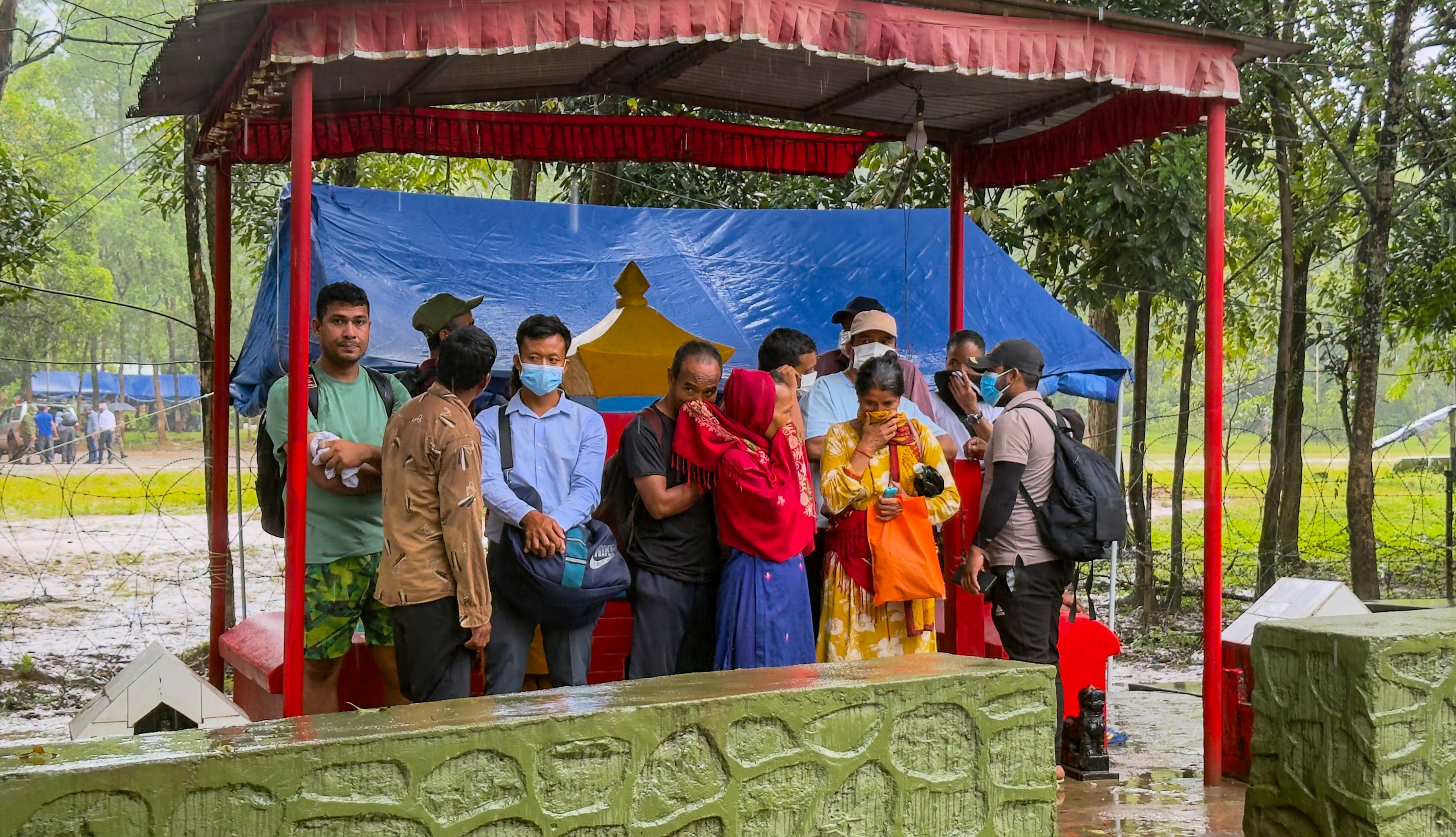 बेपत्ता आफन्तको खोजी र शव पहिचानका लागि सैनिक ब्यारेकमा भीड