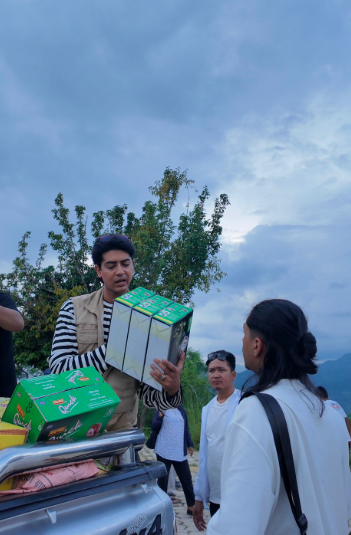 मिराज ढुंगानालगायतको टोली राहत लिएर नुवाकोटमा मिराज ढुंगानालगायतको टोली राहत लिएर नुवाकोटमा