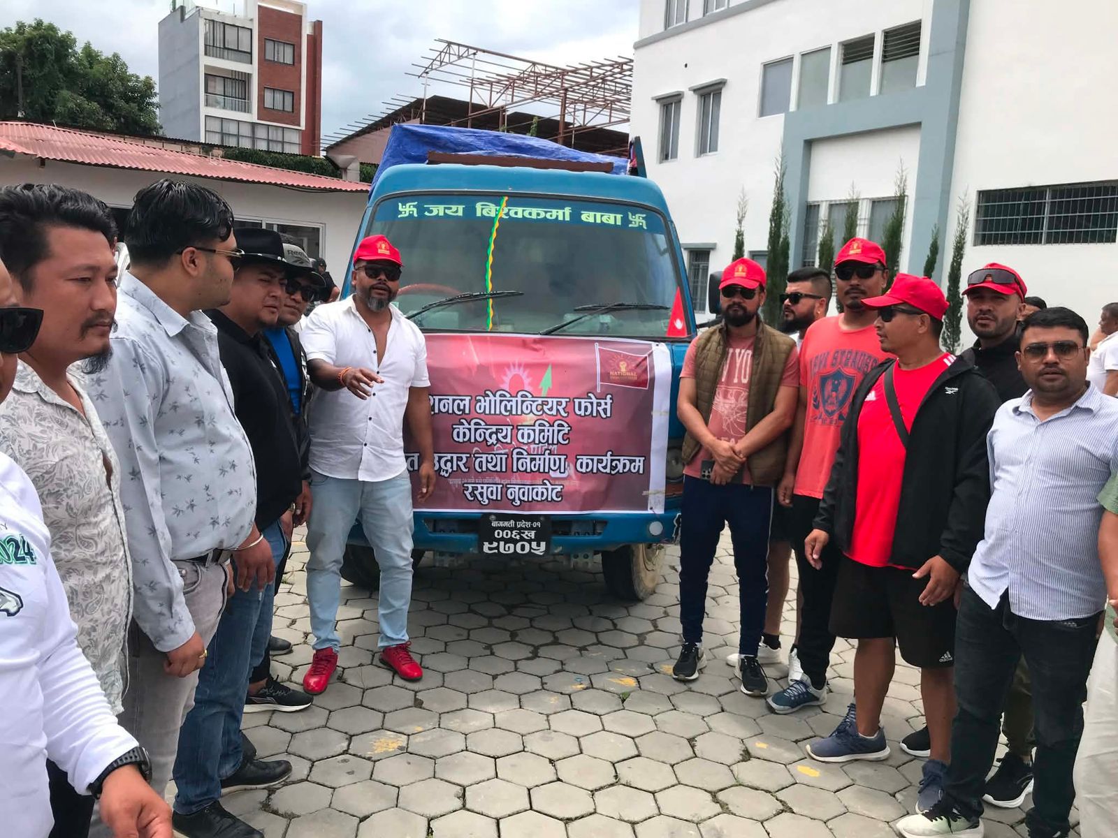 एमालेद्वारा गठित सहयोग समिति राहत सामग्री बोकेर नुवाकोट प्रस्थान 