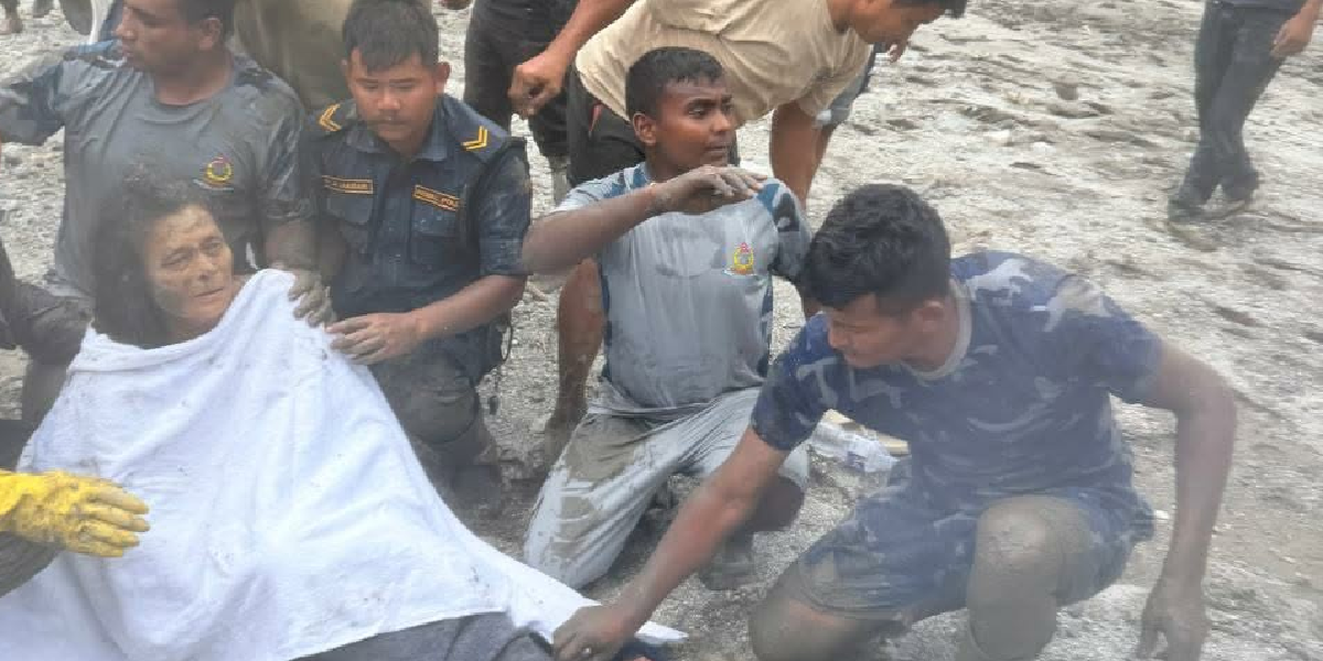भोटेकोशी बाढीमा बेपत्ता वृद्धा ११ दिनपछि जीवितै उद्धार