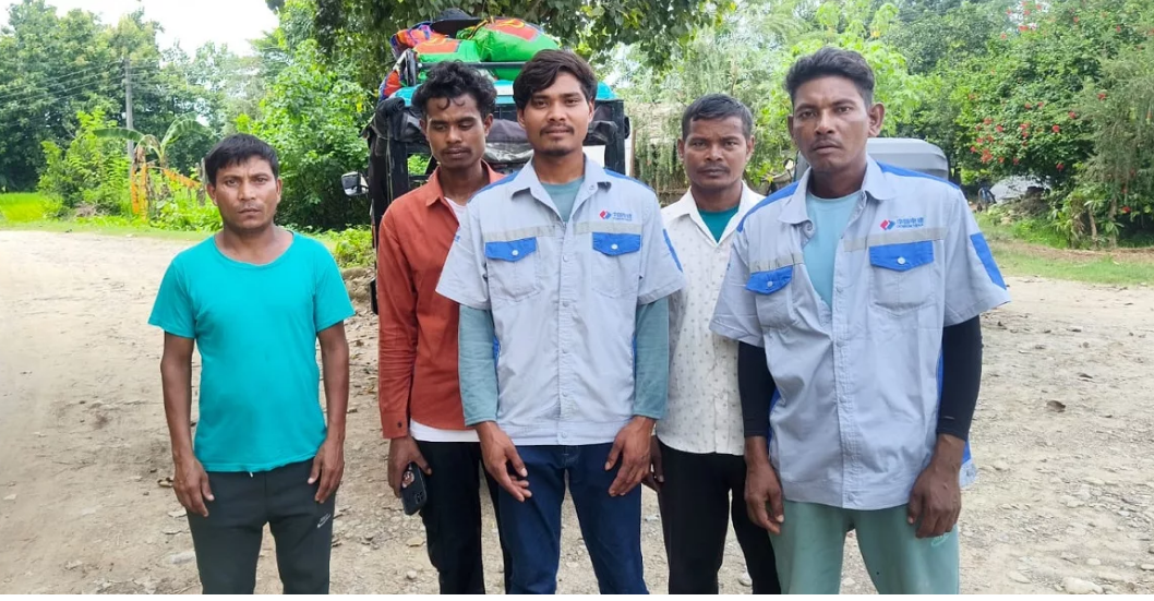 बाढीमा भाग्यले बाँचेका एउटै गाउँका पाँच जना अटो चढेर घर फर्किए बाढीमा भाग्यले बाँचेका एउटै गाउँका पाँच जना अटो चढेर घर फर्किए