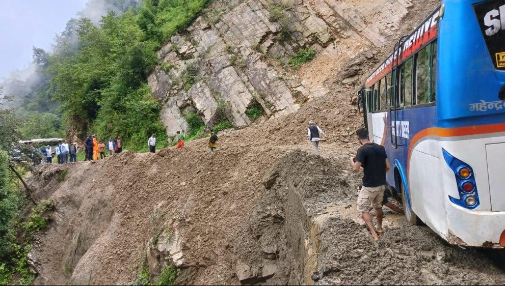 नागढुंगानजिकै पृथ्वी राजमार्ग भासियो, ठूला सवारी सुरुङमार्गबाट पठाइँदै नागढुंगानजिकै पृथ्वी राजमार्ग भासियो, ठूला सवारी सुरुङमार्गबाट पठाइँदै