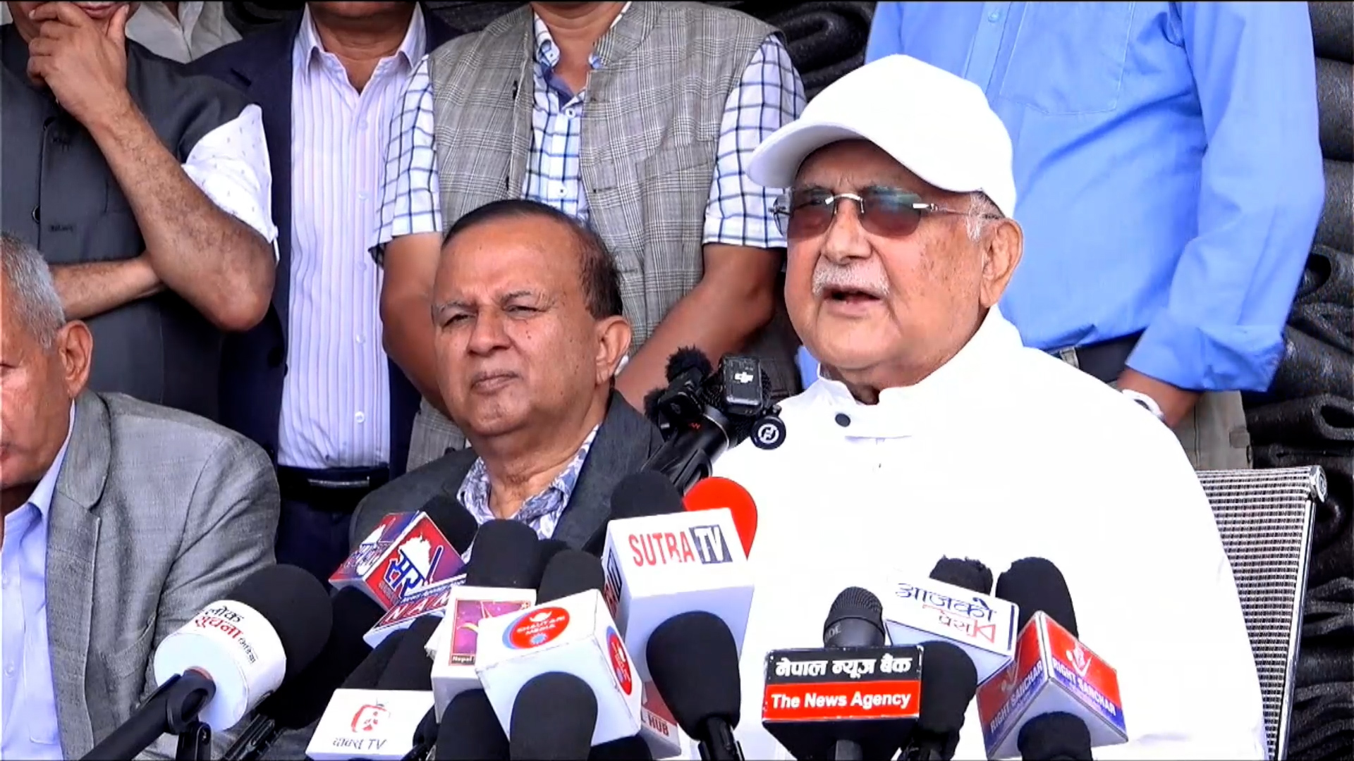 ओलीले भने– राहत र उद्धारसँगै पुनर्निर्माणमा पनि जोड दिनुपर्छ ओलीले भने– राहत र उद्धारसँगै पुनर्निर्माणमा पनि जोड दिनुपर्छ